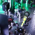 Dispositif de microscopie de fluorescence pour étudier des molecules biologiques