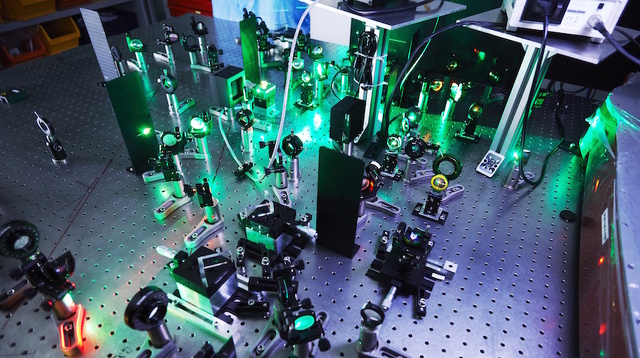 Dispositif de microscopie de fluorescence pour étudier des molecules biologiques